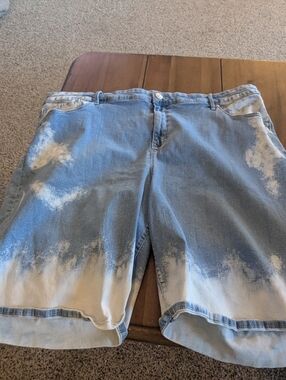 Gloria Vanderbilt Light Blue Denim Shorts with Faded Wash